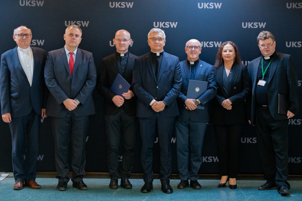 Na zdjęciu od lewej ks. dr hab. Marek Stokłosa, prof. ucz; dr hab. Sebastian Sikorski, prof. ucz; ks. dr Wojciech Kućko, ks. prof. Ryszard Czekalski; ks. prof. Mieczysław Ozorowski; dr hab. Anna Fidelys, prof. ucz; ks. dr hab. Ryszard Sadowski, prof. ucz.